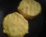 Foto del paso 5 de la receta: Arepas de plátano maduro con "queso" y huevo frito🍳