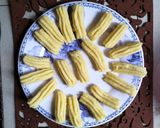 Gambar langkah 4 resipi Churros bersama sos coklat.