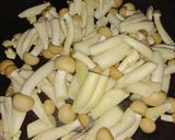รูปขั้นตอนการทำที่ 2 ของ เห็ดยานางิผัดไข่ (Stir-Fried Yanagi Mushrooms with Eggs)