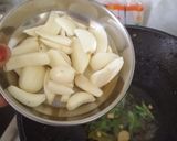 A picture of step 3 of Poondu milagu kulambu.