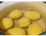 Foto del paso 1 de la receta: Papas 🥔 rellenas de carne molida de res