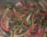 Foto del paso 4 de la receta: Salteado de pollo con brotes de soja