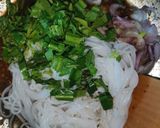 รูปขั้นตอนการทำที่ 5 ของ ยำขนมจีน ปลาทู หมูยอ กุ้งสุก