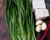 Foto langkah ke 1 dari resep Tumis Kucai Tahu Tomat (Tumis KTT).