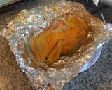 Foto del paso 3 de la receta: Pescado empapelado con topping de mango