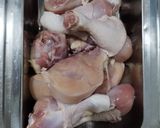 Foto langkah ke 1 dari resep Ayam Ungkep Air Kelapa Bumbu Kuning.