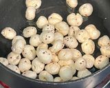 A picture of step 1 of Makhana Panjiri.