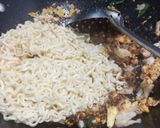 Foto langkah ke 3 dari resep Mie Goreng Telur.