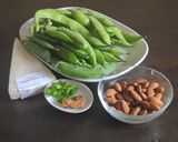 Foto del passaggio 1 della ricetta Cavatelli rigati e pesto di baccelli di fave con fave e piselli
