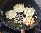 Foto langkah ke 4 dari resep Kembang goyang super renyah.