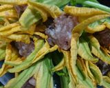Hình bước làm 3 của món Bông bí nhồi thịt chiên