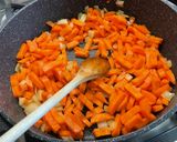 Une image de l'étape 14 de Poulet mariné aux carottes, champignons, épices et coriandre.