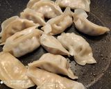 A picture of step 5 of Pan fried Chinese dumpling 锅贴.