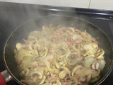 Pizza de cebolla y champiñones