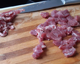 Foto del paso 1 de la receta: Bocaditos de cerdo con pimientos y cebolla a la soja