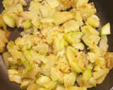 Foto del paso 3 de la receta: Tortilla exprés de patata y calabacín jugosa