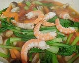 Hình bước làm 3 của món Mì xào giòn với tôm và rau củ
