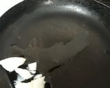 A picture of step 5 of Huevos Motuleños.