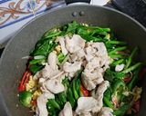 Foto langkah ke 4 dari resep Mi goreng ayam.