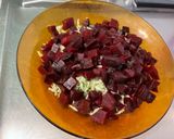 Une image de l'étape 4 de Salade de tomates, betteraves rouges, courgette et persil aux deux jambons.
