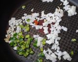 Foto del paso 1 de la receta: Huevos a la mexicana con atún