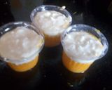 A picture of step 3 of Grapes orange yogurt popsicles.