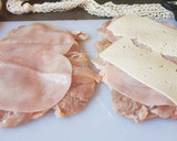 Foto del paso 2 de la receta: Pollo relleno de jamón, bacon y queso