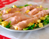 Foto del paso 5 de la receta: Canutillos de pechuga de pavo con langostinos y piña