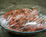 Foto del paso 3 de la receta: Riquísimo salmón marinado con sal y azúcar