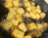 Foto del paso 3 de la receta: Patatas fritas con aderezo