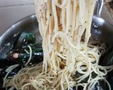 Foto langkah ke 7 dari resep Spaghetti Aglio Olio Dengan Kerang hijau.