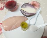 Foto del paso 1 de la receta: Pechuga de pollo con cebolla caramelizada al vino tinto