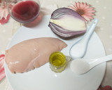 Foto del paso 1 de la receta: Pechuga de pollo con cebolla caramelizada al vino tinto