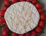 Foto del paso 3 de la receta: Queso Camembert al ajo con tomatitos cherry y romero