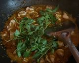 Foto langkah ke 4 dari resep Cumi-Udang Pedas Kemangi.