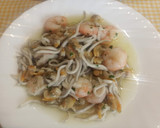Foto del paso 6 de la receta: Cazuela de gulas con gambas y almejas al ajillo