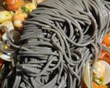 Foto del paso 4 de la receta: Espaguetis negros con marisco