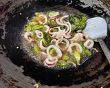 Foto langkah ke 4 dari resep Oseng Cumi Cabe Ijo.