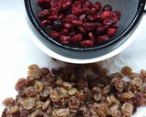Foto del paso 2 de la receta: Pan con arándanos y uvas pasas elaborado con panificadora