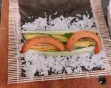 Hình bước làm 3 của món Sushi roll mini