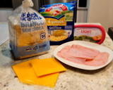 Foto del paso 1 de la receta: Canelones de jamón York y queso con pan de molde
