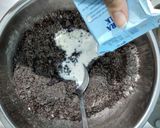 Foto langkah ke 2 dari resep Cookies 'n' Cream Cheese Caketart.