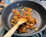 Une image de l'étape 9 de Nouilles aux crevettes et champignons au gingembre et curry.