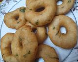 A picture of step 5 of Medu Vada.
