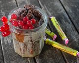 Une image de l'étape 6 de Cake choco carambar dans un bocal.