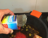 Foto del paso 3 de la receta: Muslos de pollo con salsa de anchoas y vinagre de módena