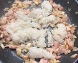 A picture of step 4 of Omurice.