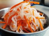 Namasu (pickled daikon+carrot salad) atau Salad Hokben