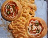 Foto langkah ke 9 dari resep Octopus Pepperoni Pizza (Ekonomis Dengan Keju Oles).