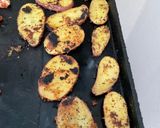 Une image de l'étape 7 de Pommes de terre grillées ail piment basilic.